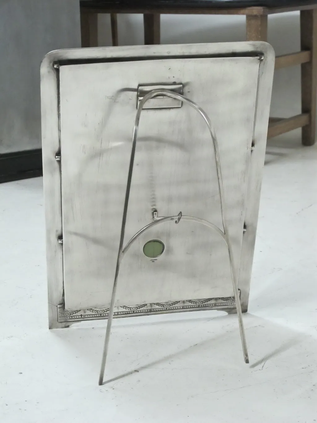 miroir ancien avec support, détails décoratifs.