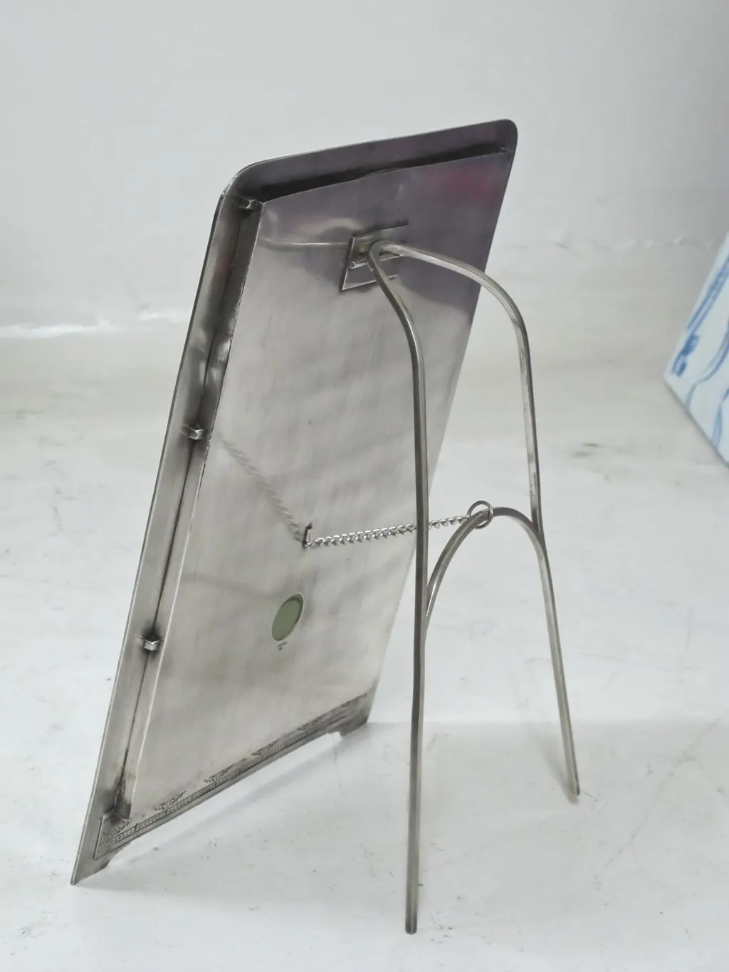 スタンド付きの装飾的な古い鏡