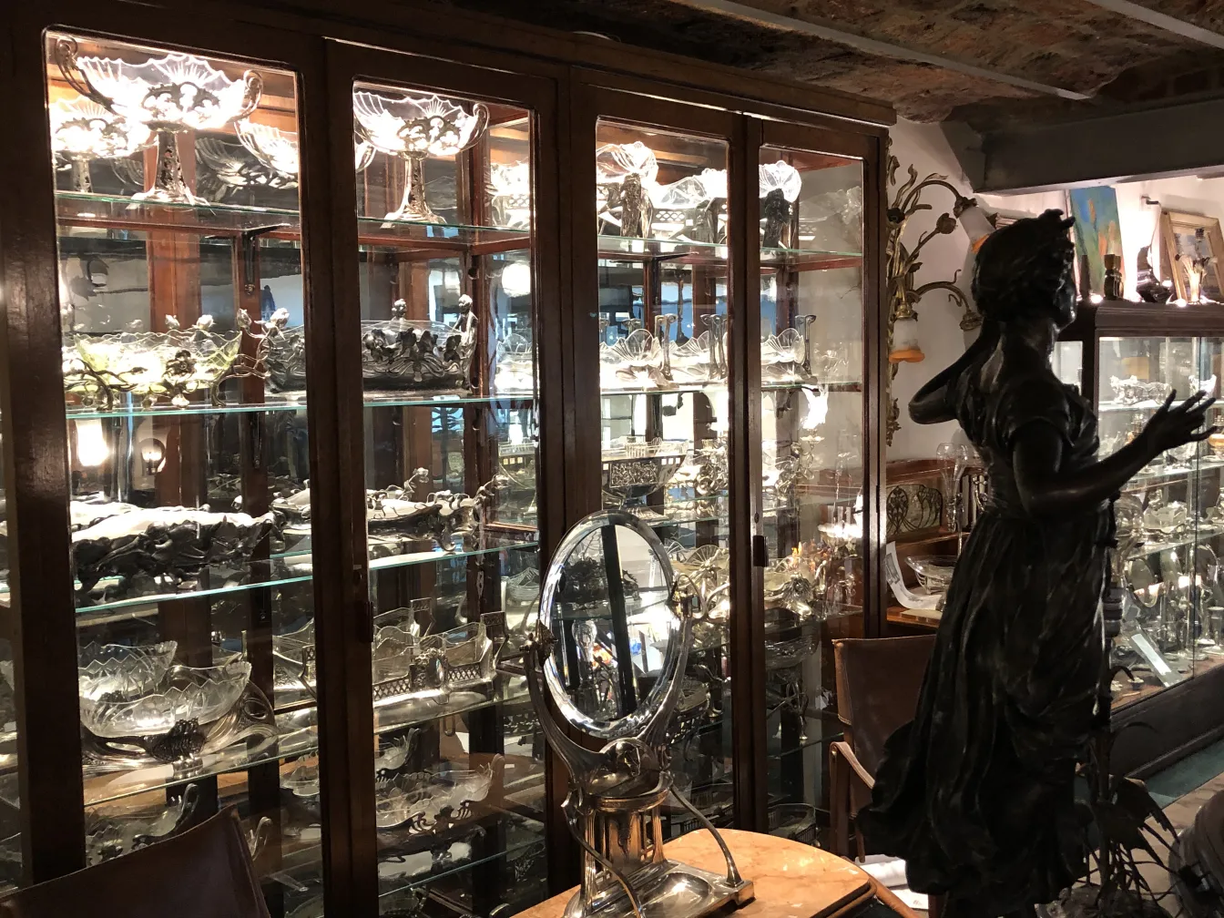 Antikes Art Nouveau Spiegel in einer Vitrine mit eleganter Dekoration.