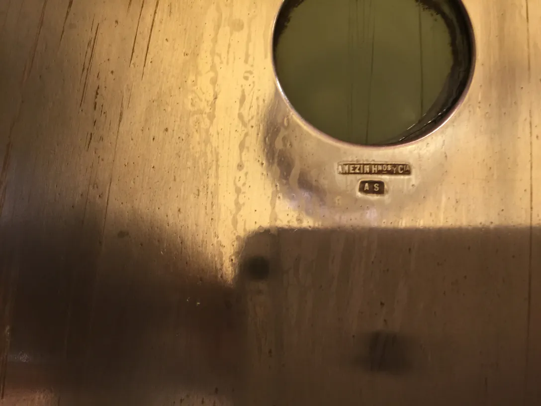 مرآة قديمة دائرية بأسلوب الفن الجديد مع بقع مرئية