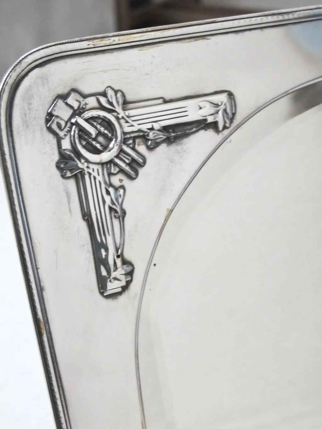 Specchio antico con elementi decorativi in stile Art Nouveau