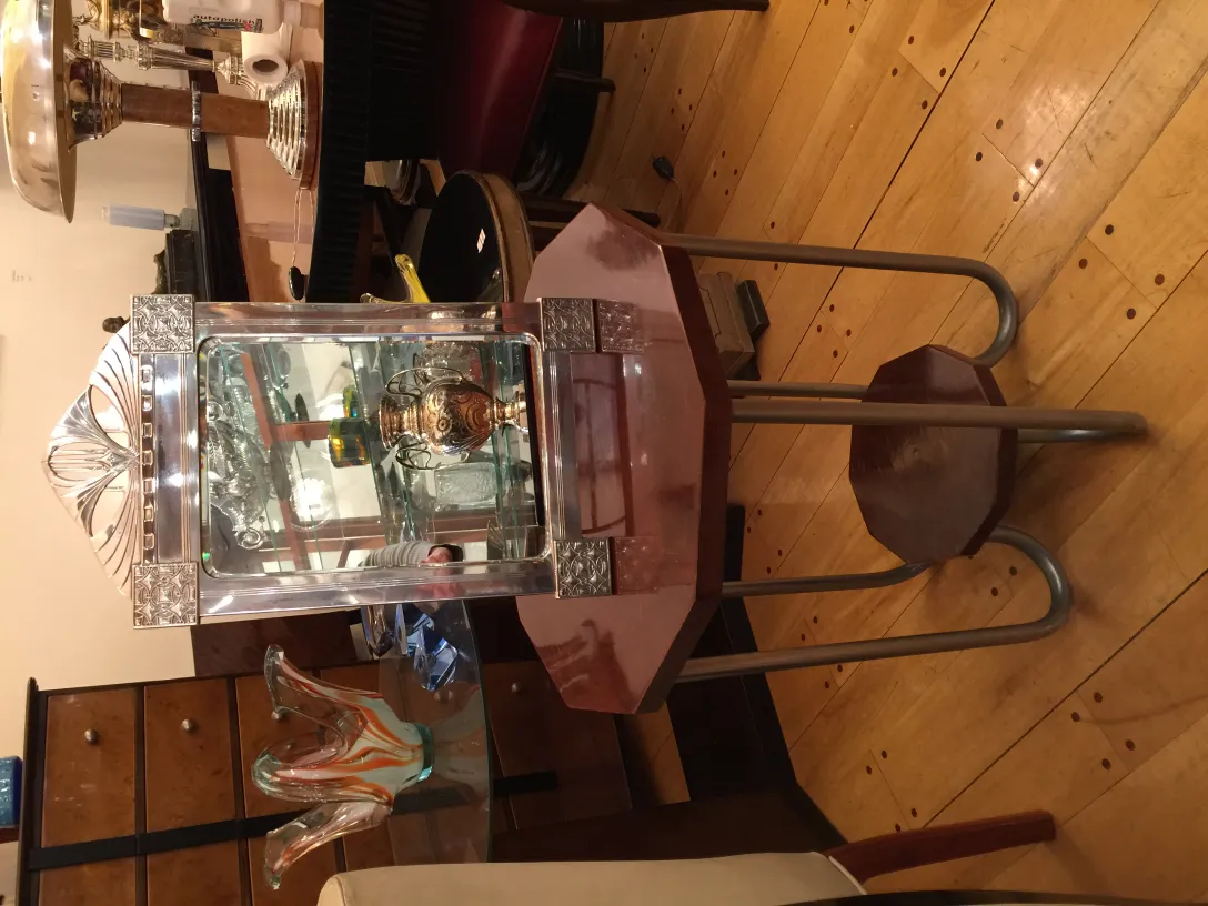 miroir ancien dans un cadre chaleureux avec des détails décoratifs