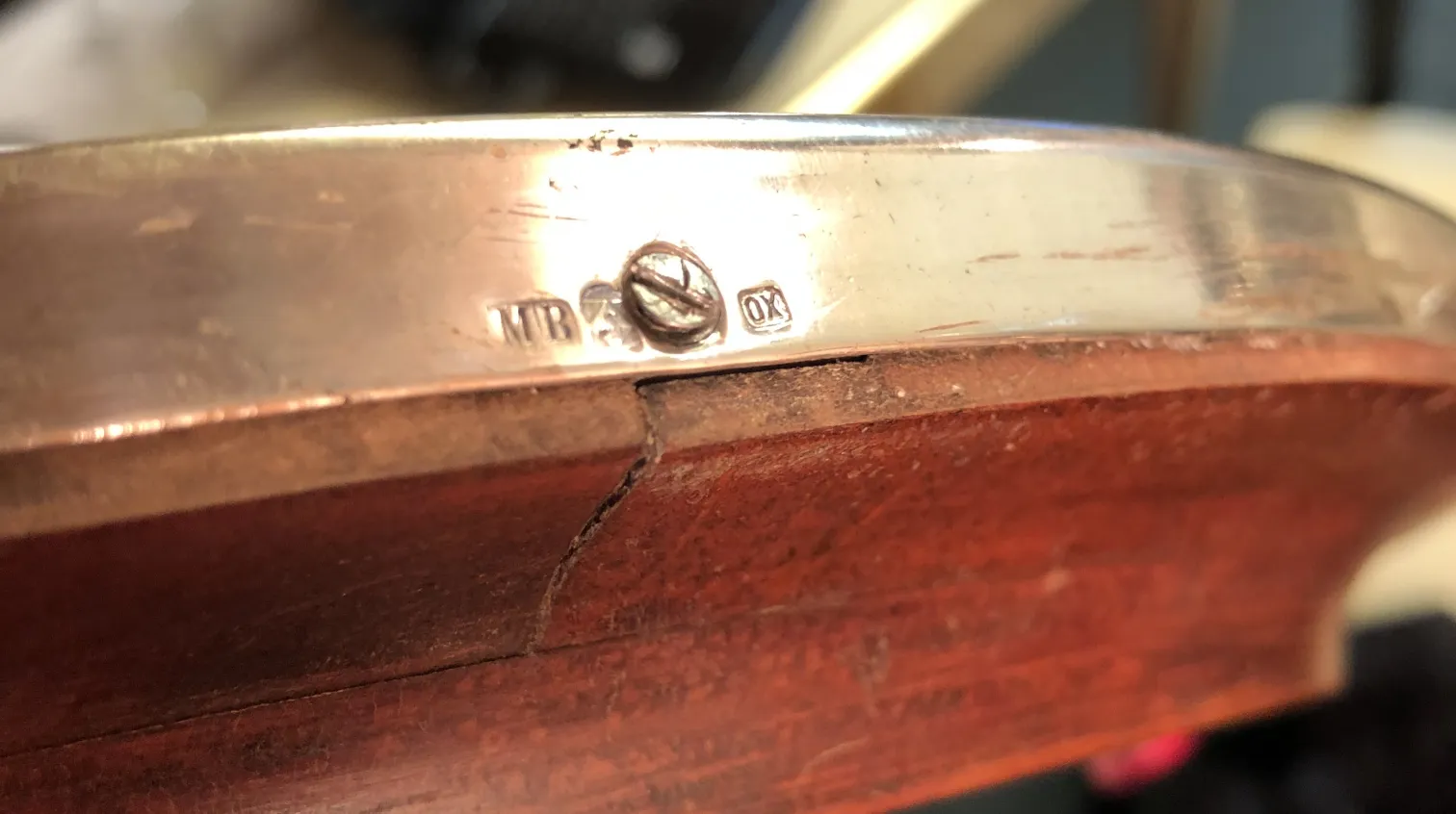 पुराना आईना सजावटी विवरणों के साथ, गर्म माहौल