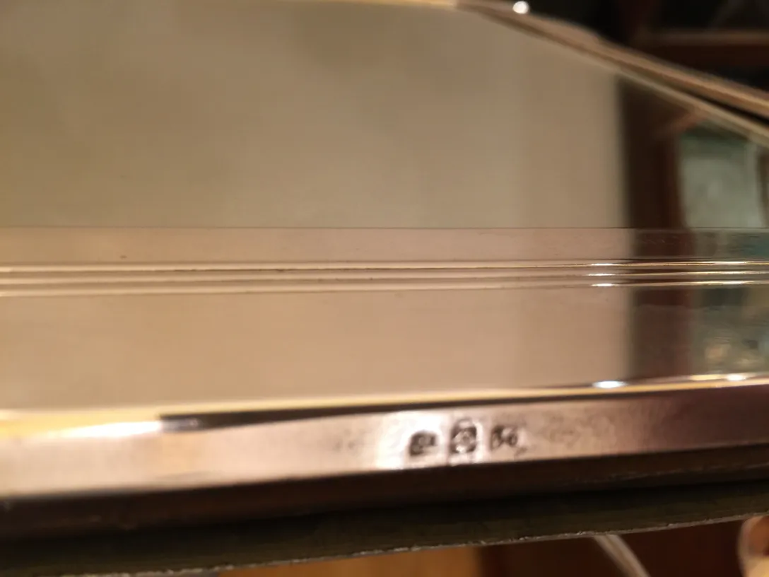 miroir ancien avec des détails brillants et une surface polie