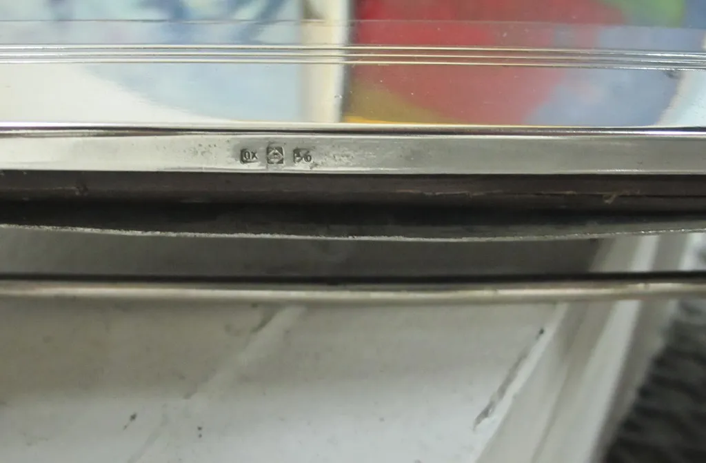 古董镜子，带有装饰性的艺术新潮细节。