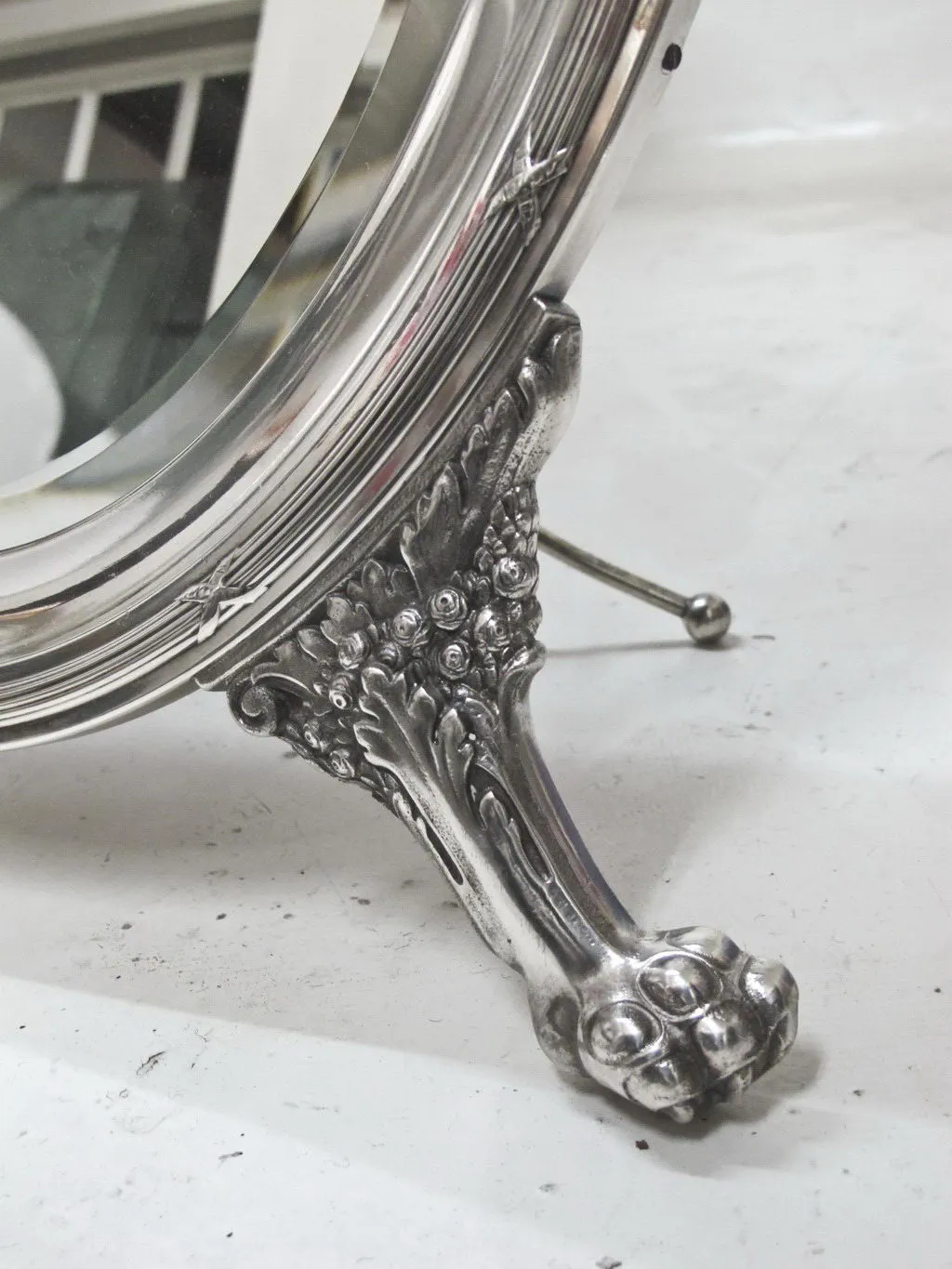 Античное зеркало с замысловатыми деталями основания.