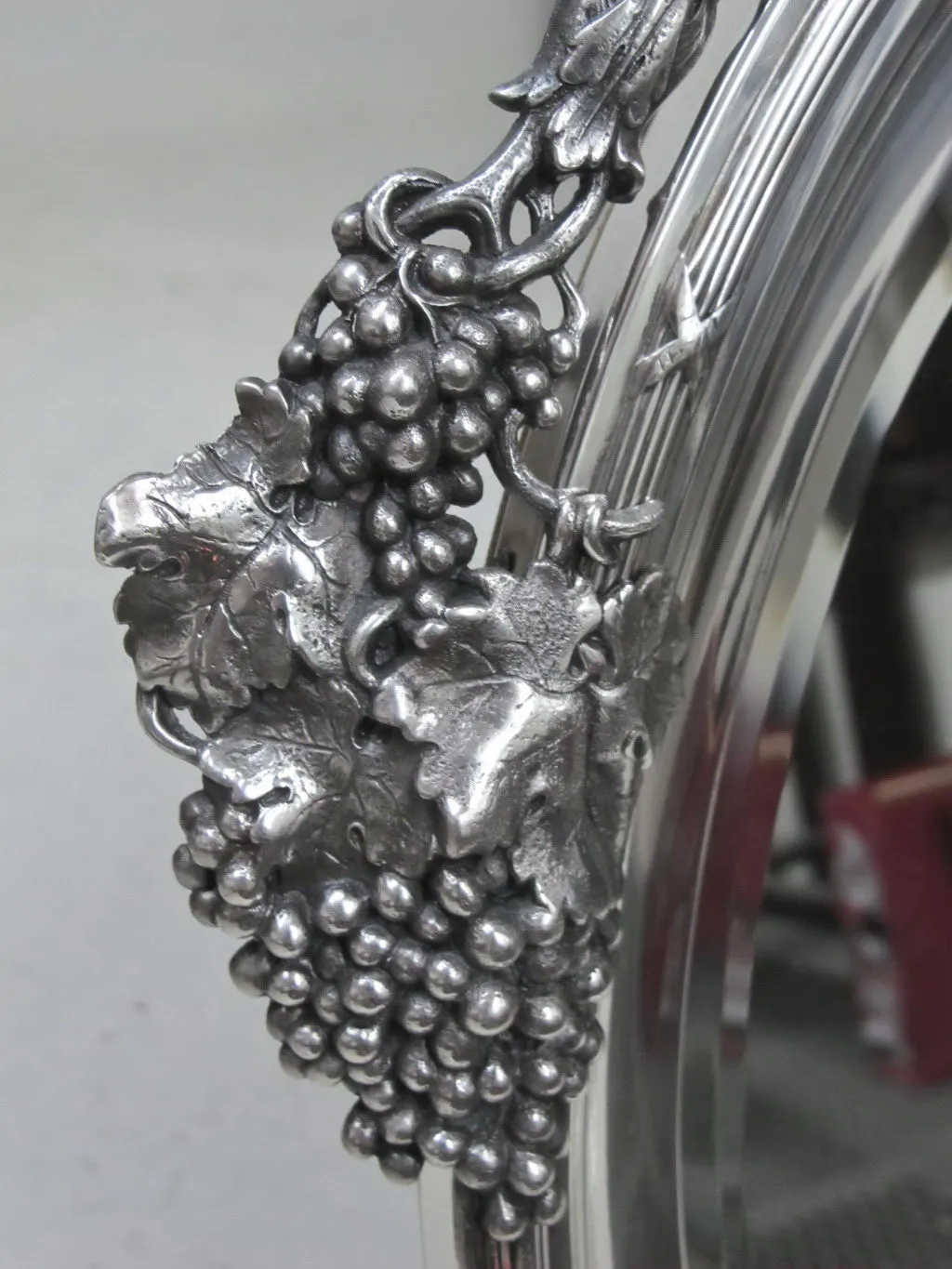 miroir ancien avec motif de raisin et feuille