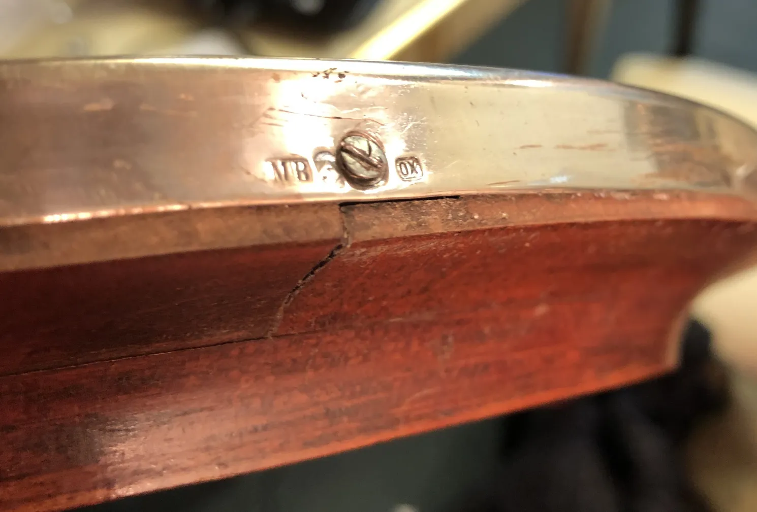 espelho antigo de arte nouveau com detalhes gravados