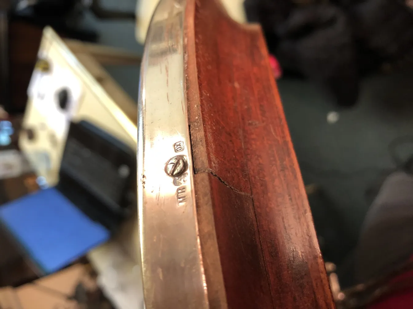 Specchio antico con dettagli decorativi in un ambiente classico.