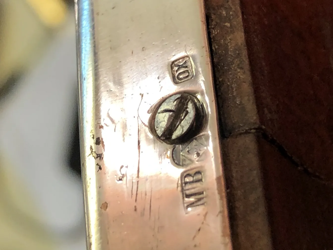 مرآة-قديمة-زخرفية-مع-تفاصيل-فن-جديد