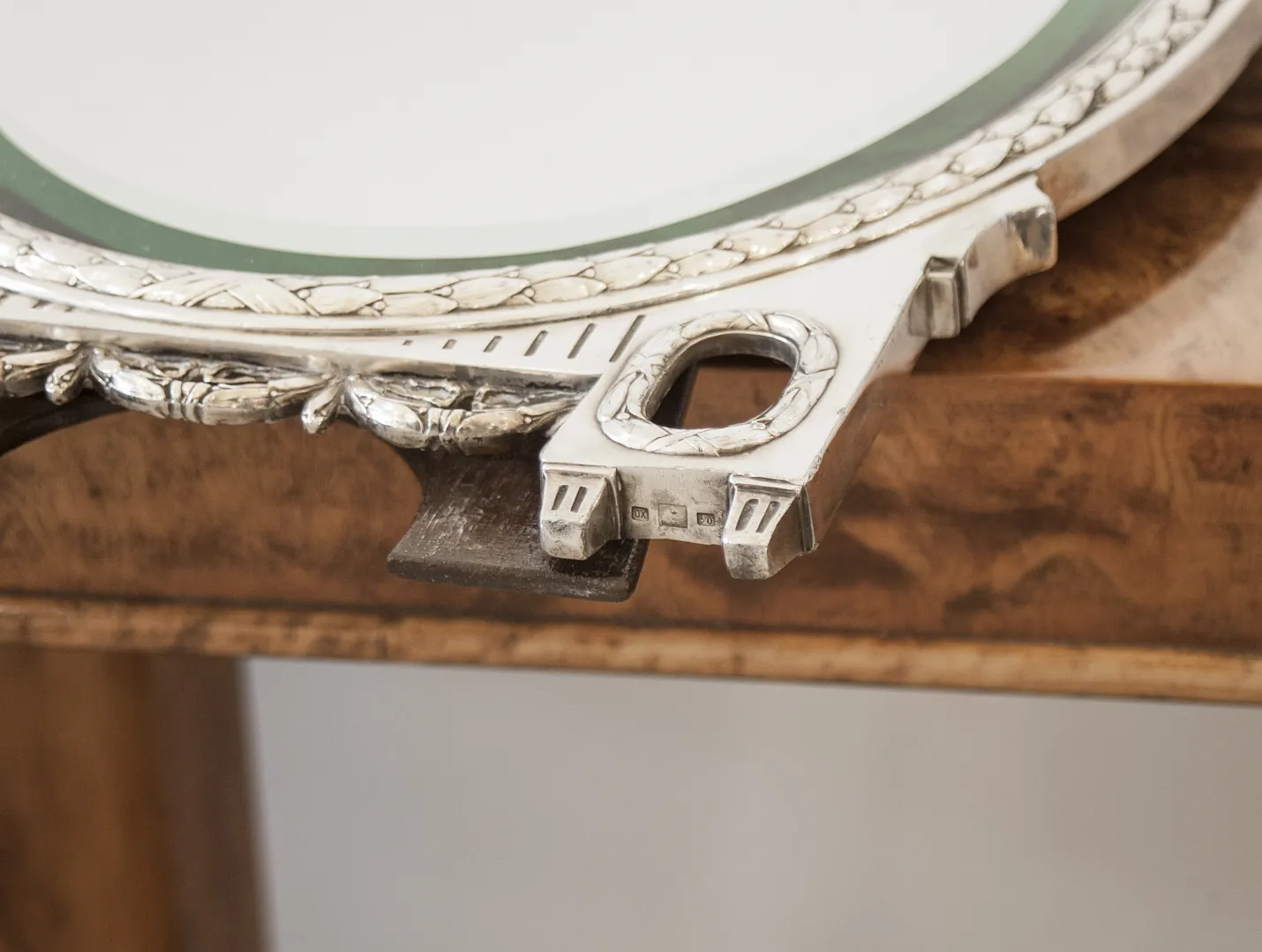 miroir ancien avec décoration complexe en haut.