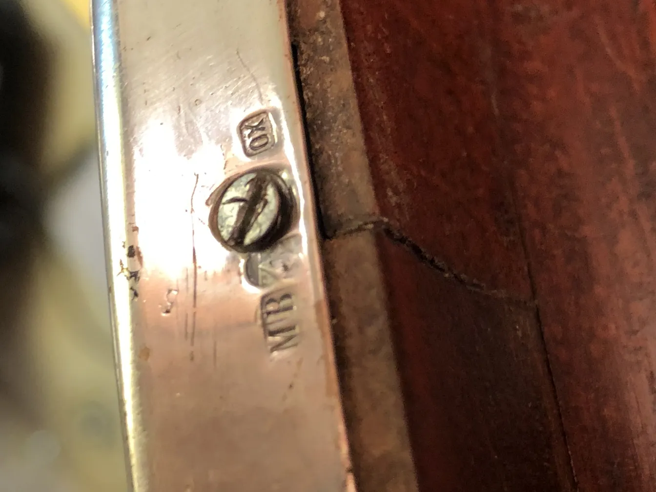 antiker Kosmetikspiegel mit Art Nouveau-Details, stilvoll und dekorativ