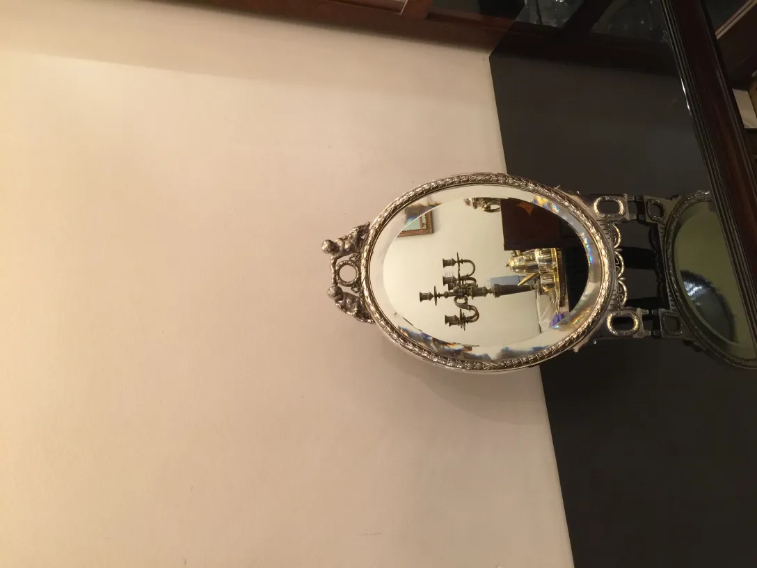 詳細な装飾枠のある古い鏡