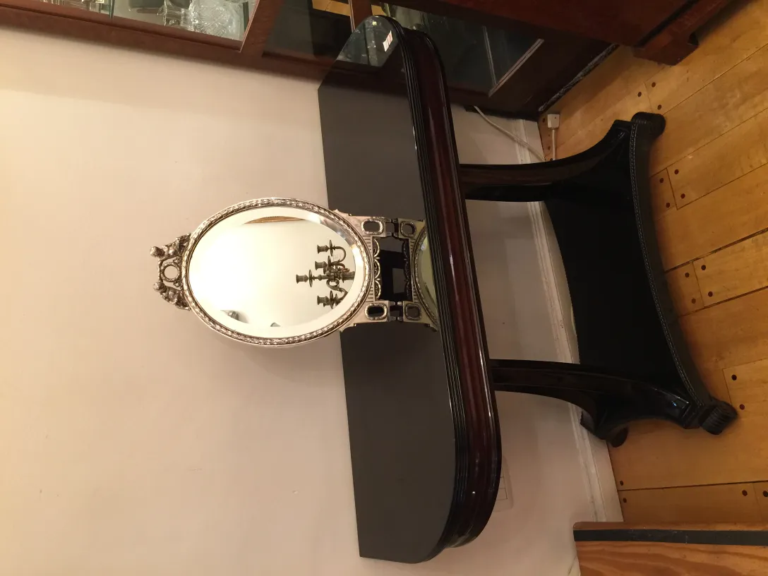 古い鏡の装飾的な基盤、洗練された環境に置かれています。