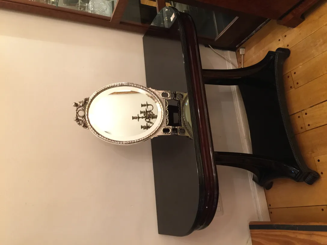 miroir ovale ancien avec des détails décoratifs dans un cadre élégant