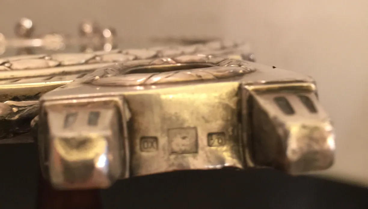 Espejo antiguo con detalles decorativos y estilo Art Nouveau