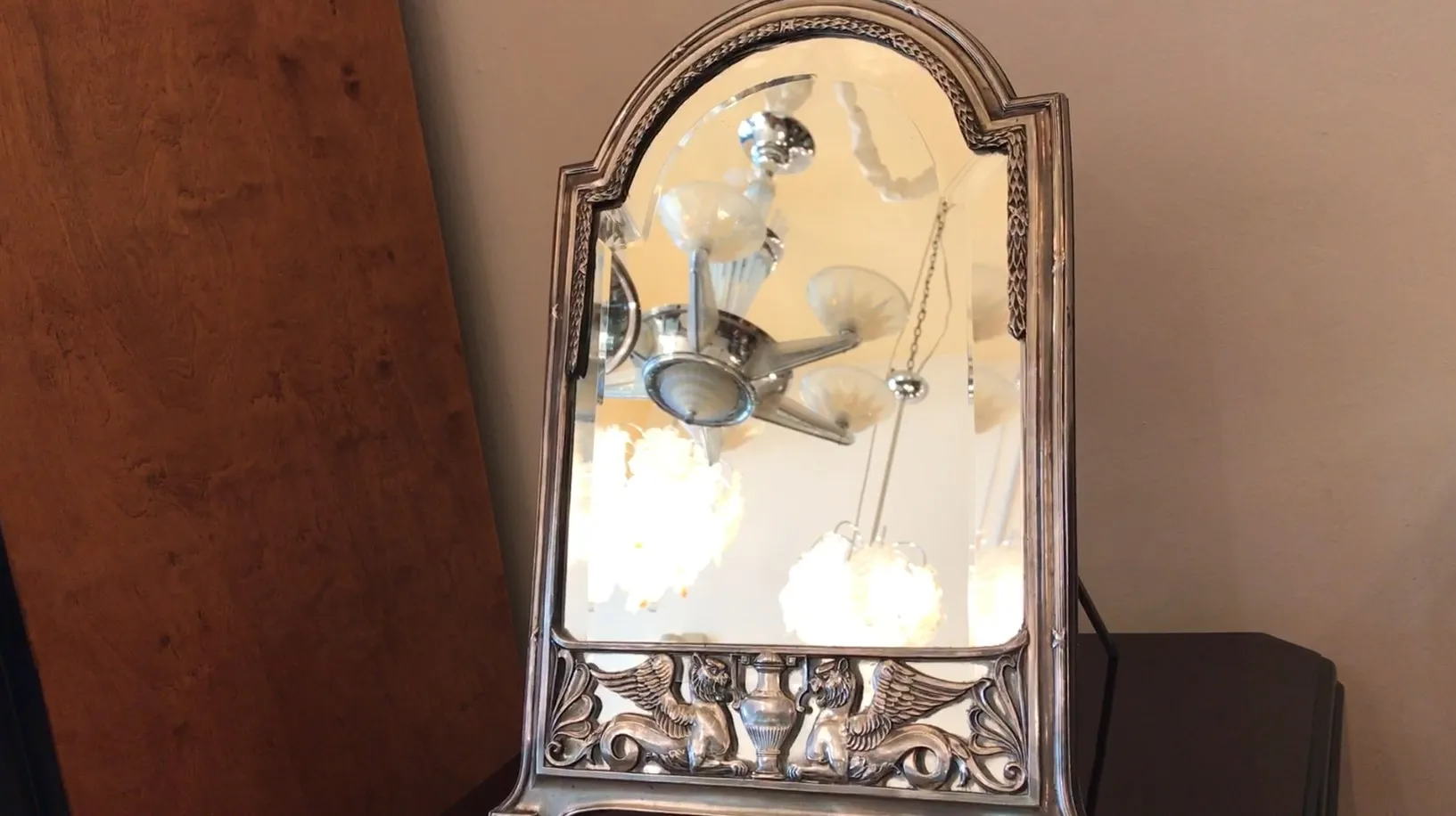 antikes dekoratives spiegel mit gekrümmter form und art nouveau gravuren, in einer eleganten umgebung