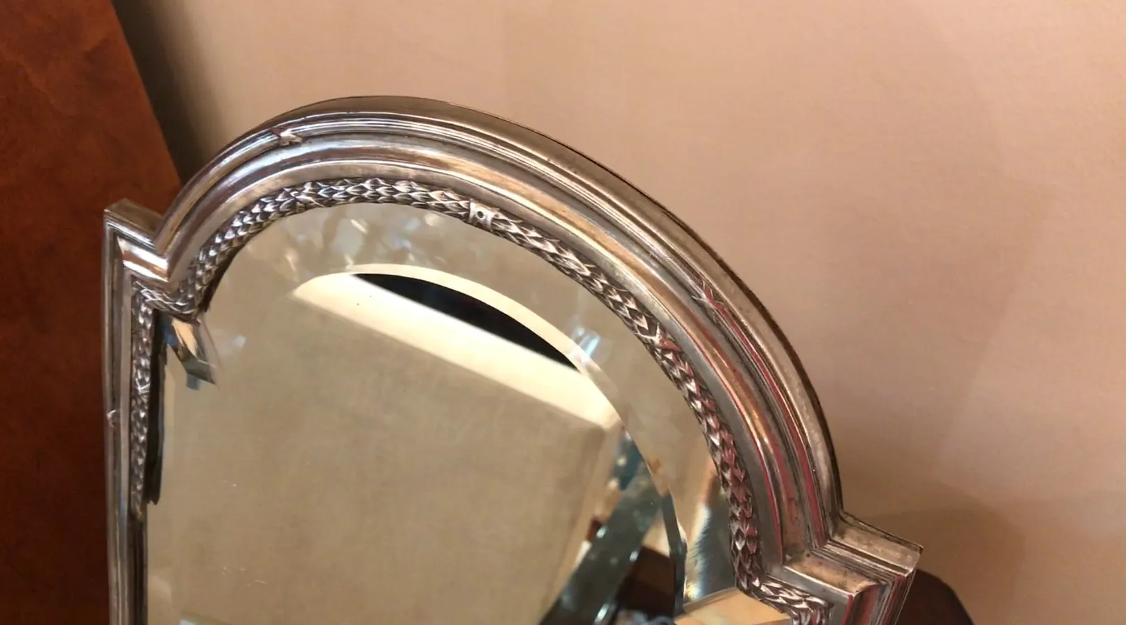 Antikes Kosmetikspiegel mit detailliertem Rahmen im Art Nouveau-Stil.