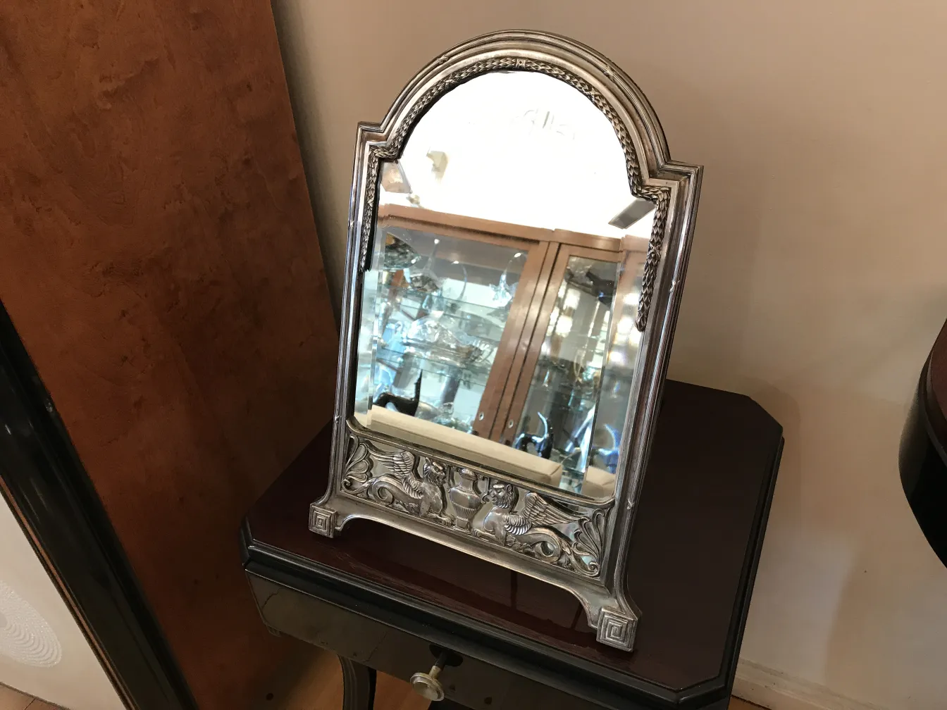 espelho antigo com moldura ornamentada no estilo Art Nouveau