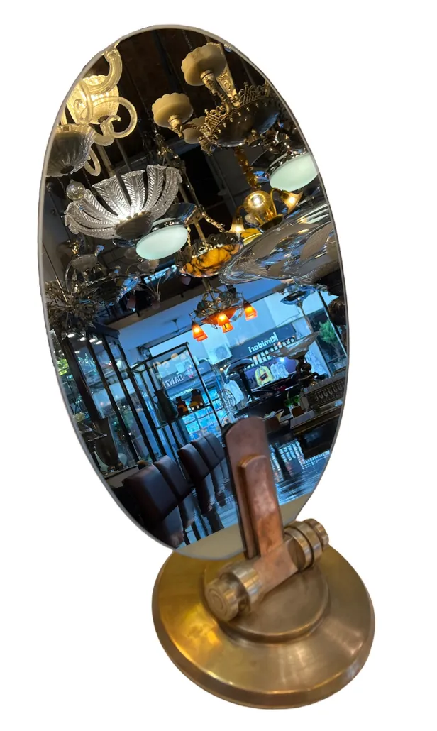 antiker Kosmetikspiegel, der ein elegantes Interieur spiegelt