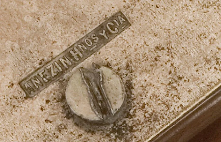 Antiguo espejo de maquillaje con detalles art nouveau