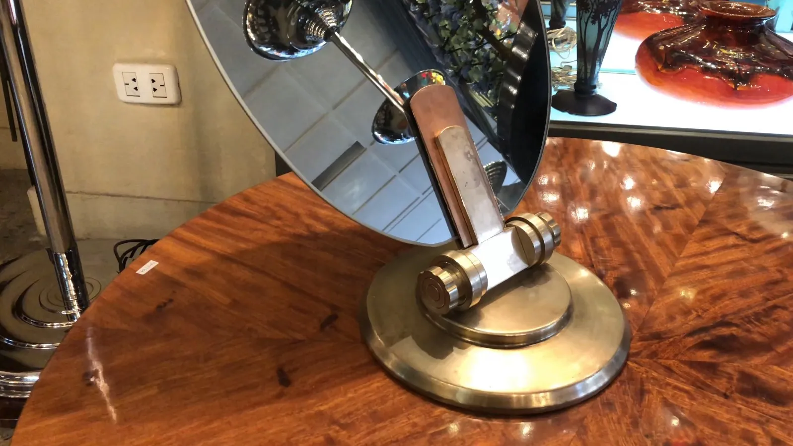 Specchio antico con base, stile Art Nouveau, in un contesto elegante