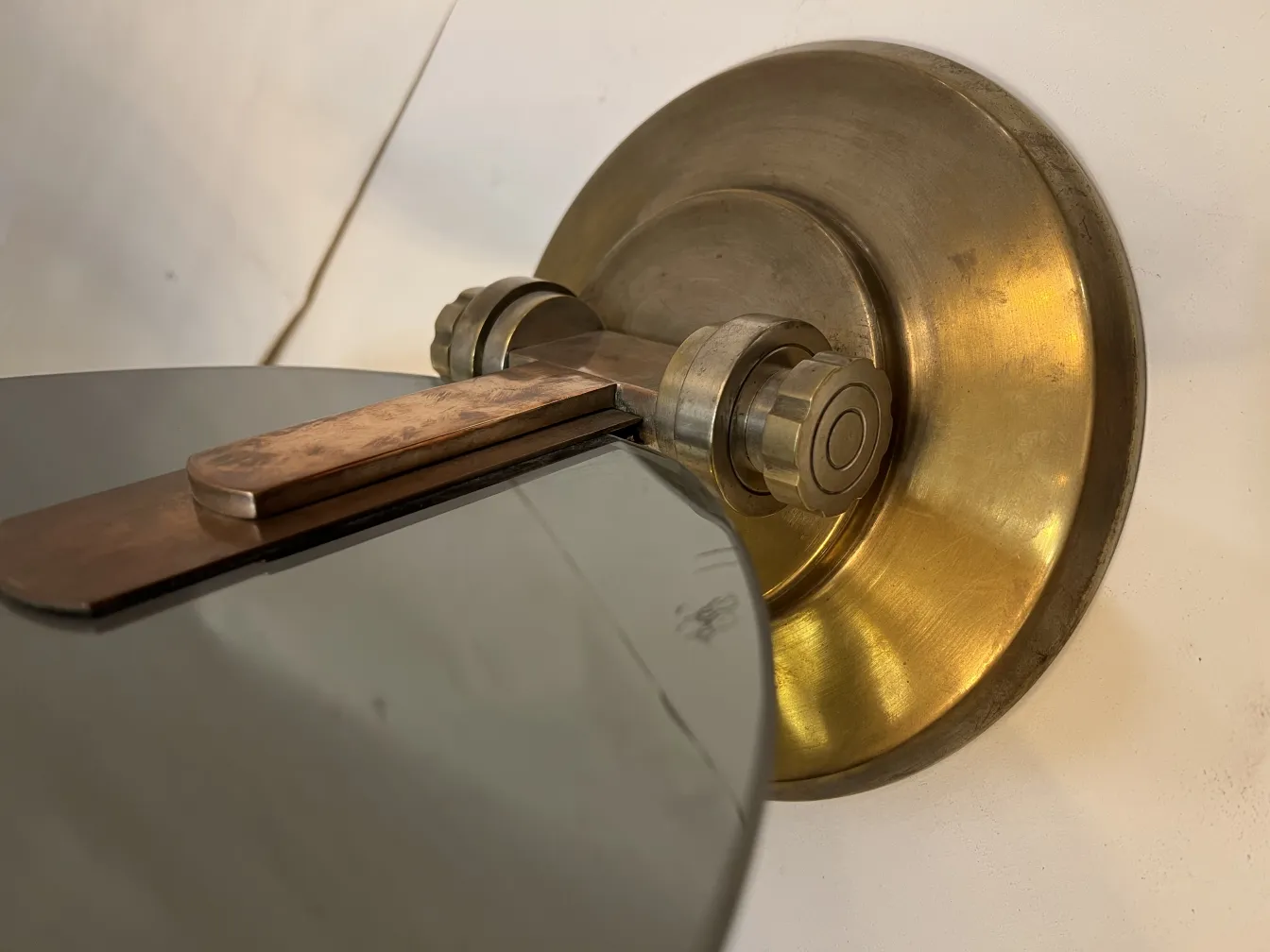 miroir ancien avec cadre en métal doré et design classique