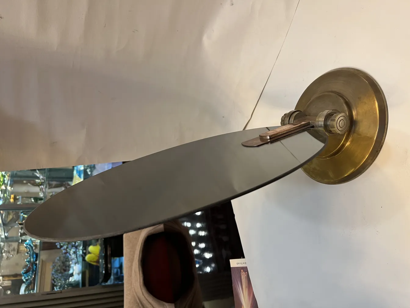 Antikes Spiegel mit art nouveau Halterung, stilvolles Spiegelbild.