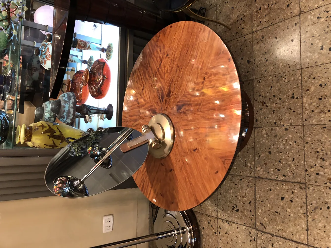 grand miroir ancien avec base ronde dans un contexte vintage