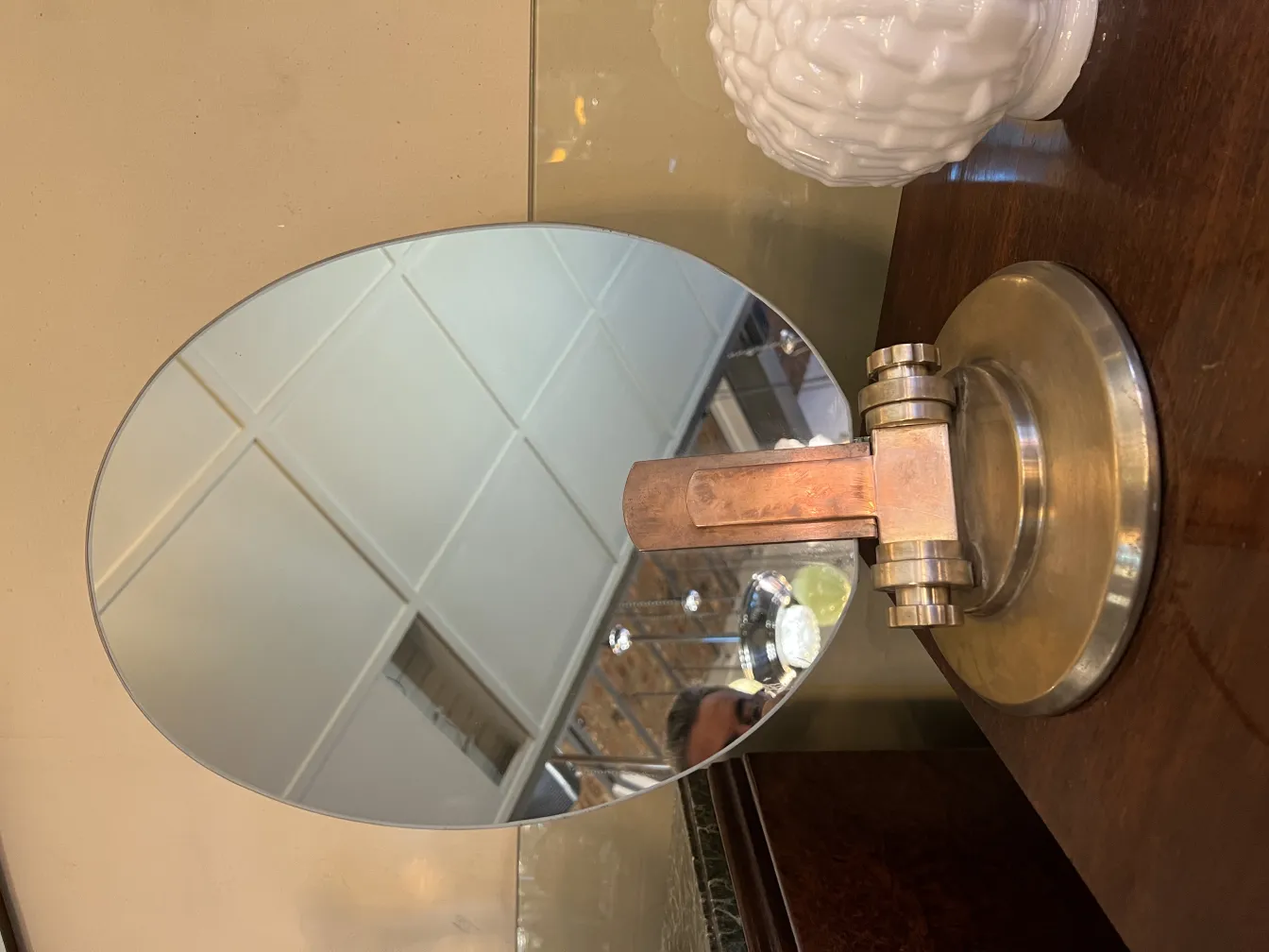 espejo antiguo con soporte, decoración elegante en ambiente clásico