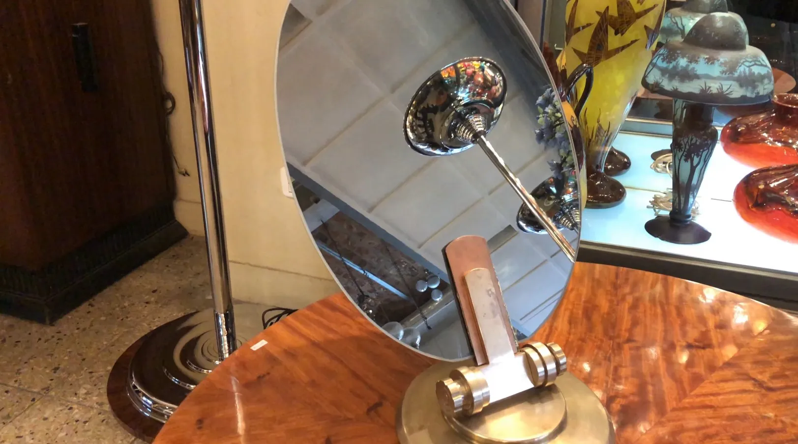 Espelho antigo em um suporte decorativo em um ambiente clássico.