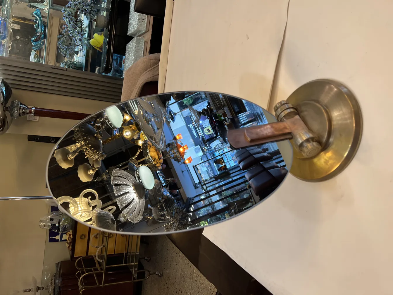 Miroir de table antique avec un design Art Nouveau, forme ovale et base décorative, dans un environnement élégant.