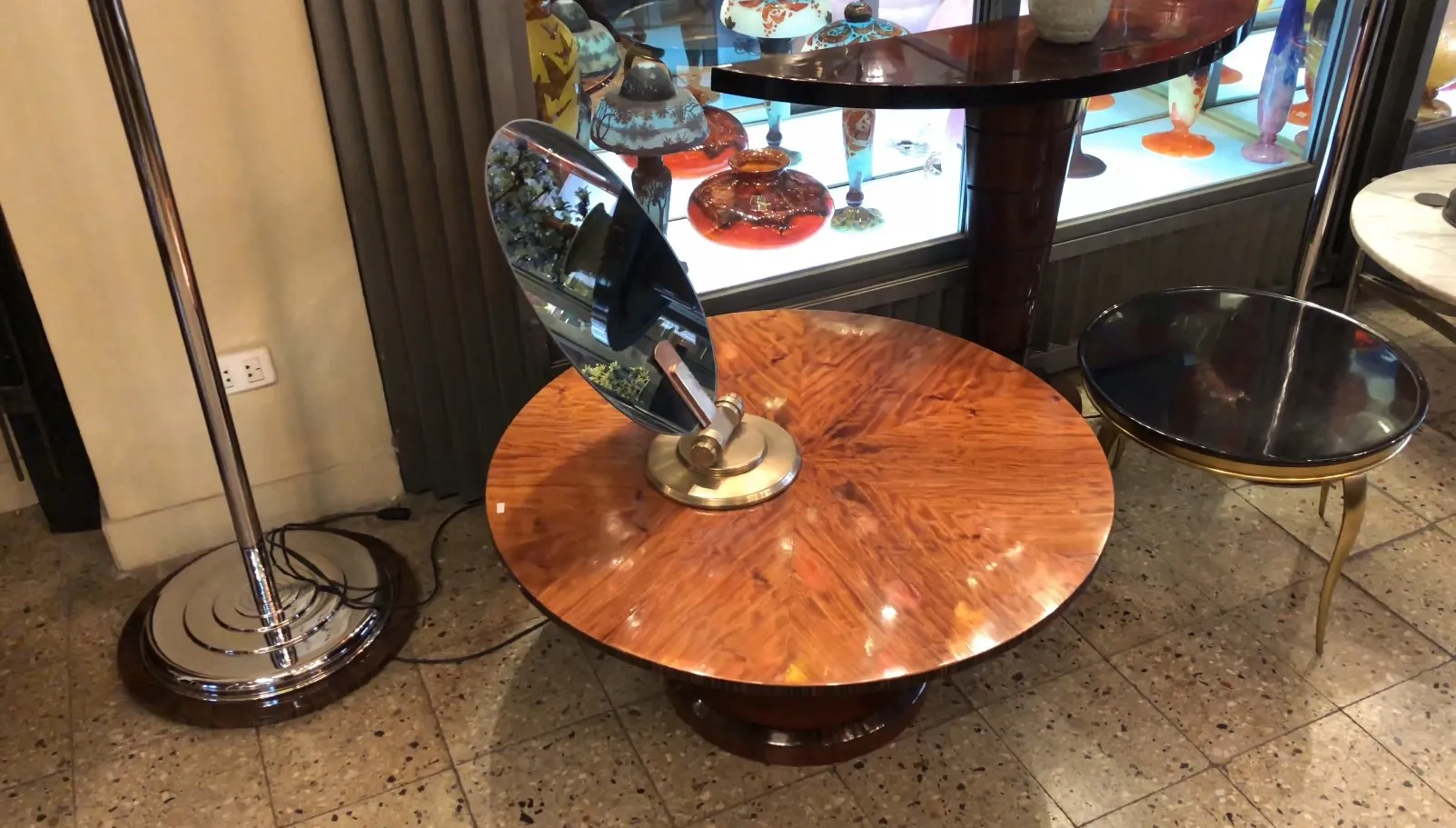 espelho antigo em uma mesa de madeira com base dourada