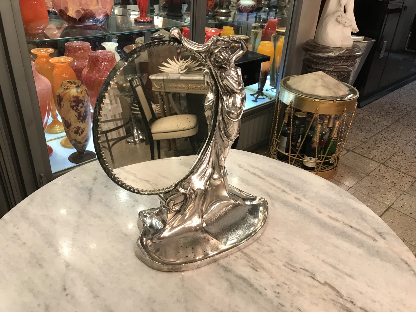 miroir antique avec design artistique, fond coloré