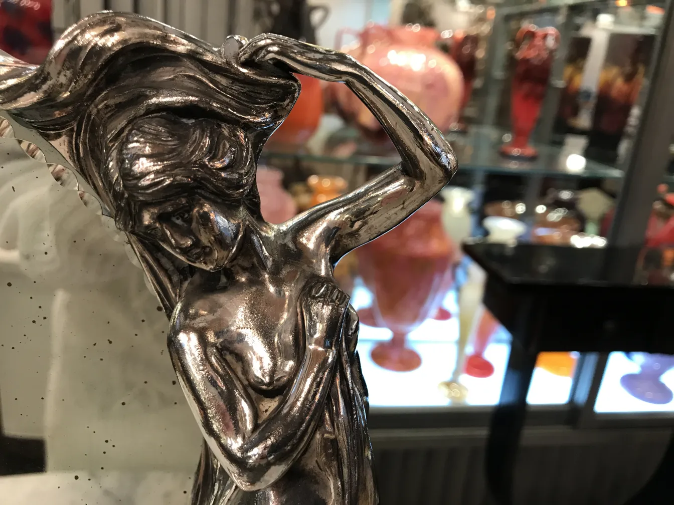 espelho antigo com design art nouveau e figura feminina