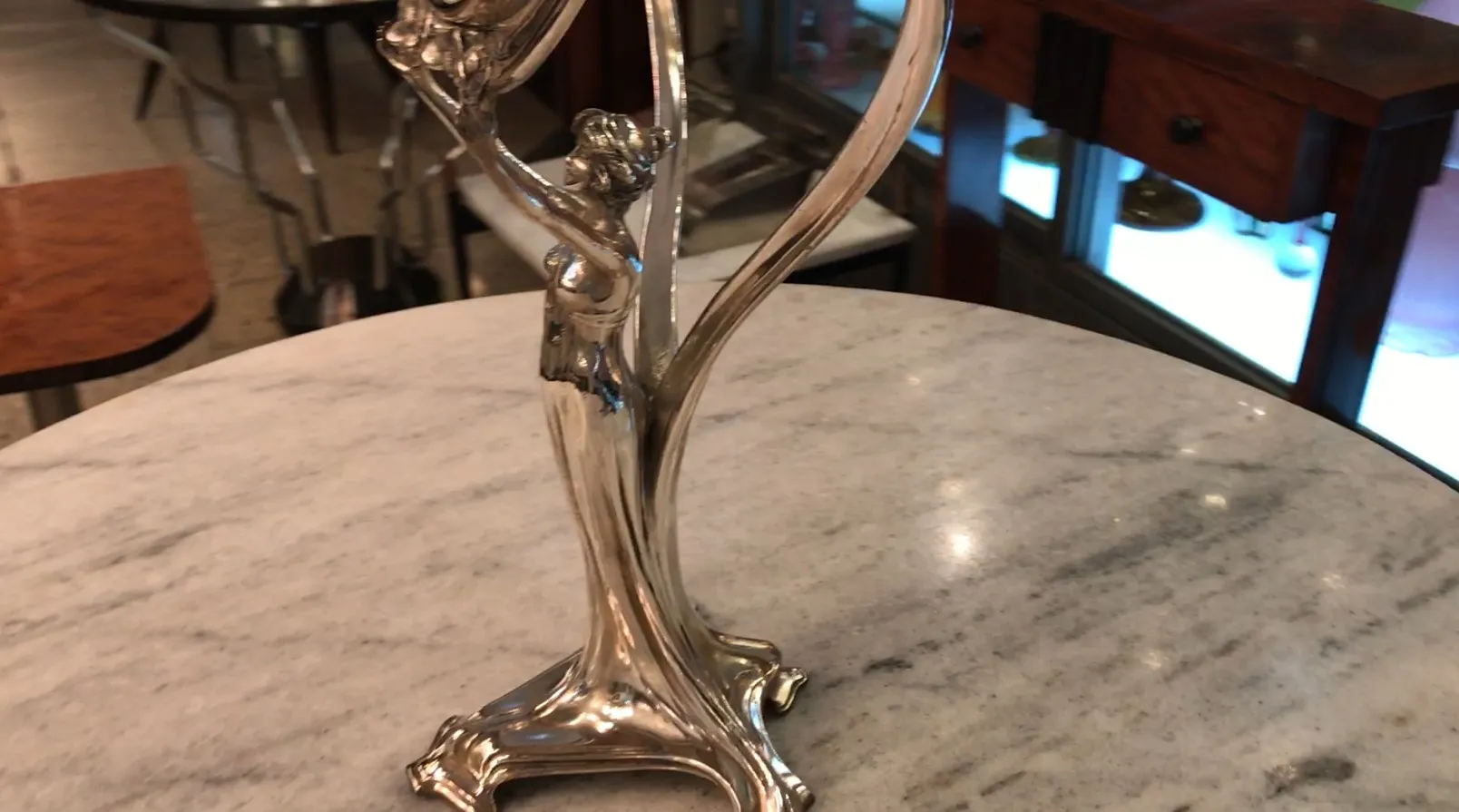 espelho antigo com base de figura feminina