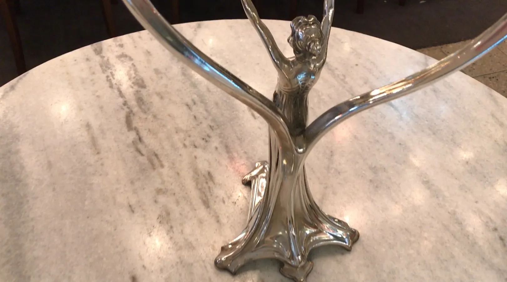 miroir ancien avec un support élégant en forme de femme