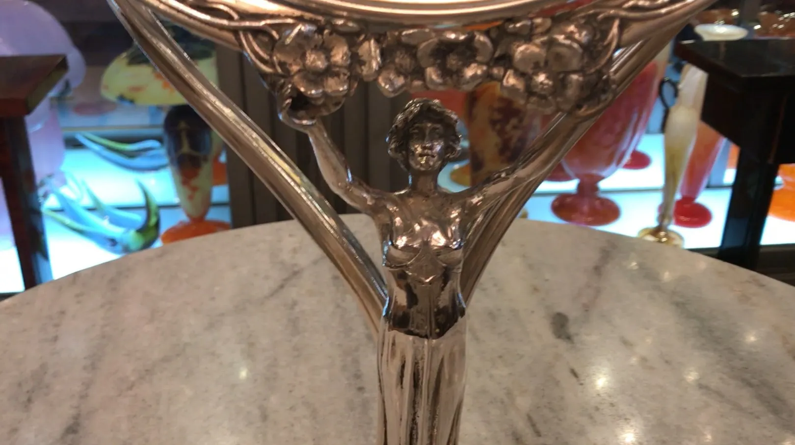 espejo antiguo con figura decorativa