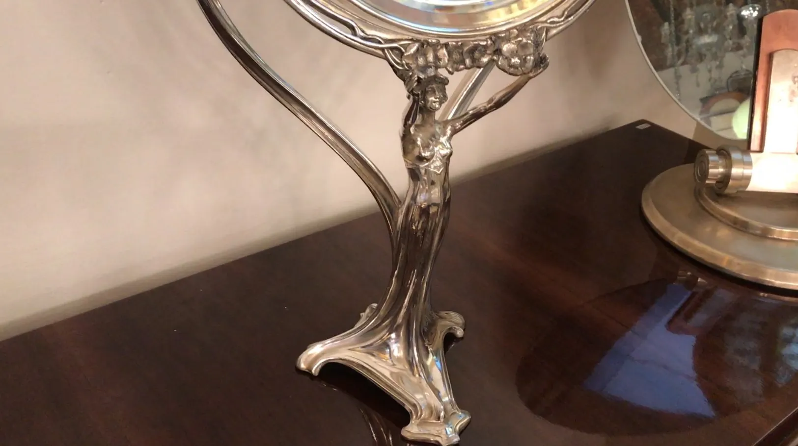 espejo antiguo con base decorativa de mujer en estilo Art Nouveau