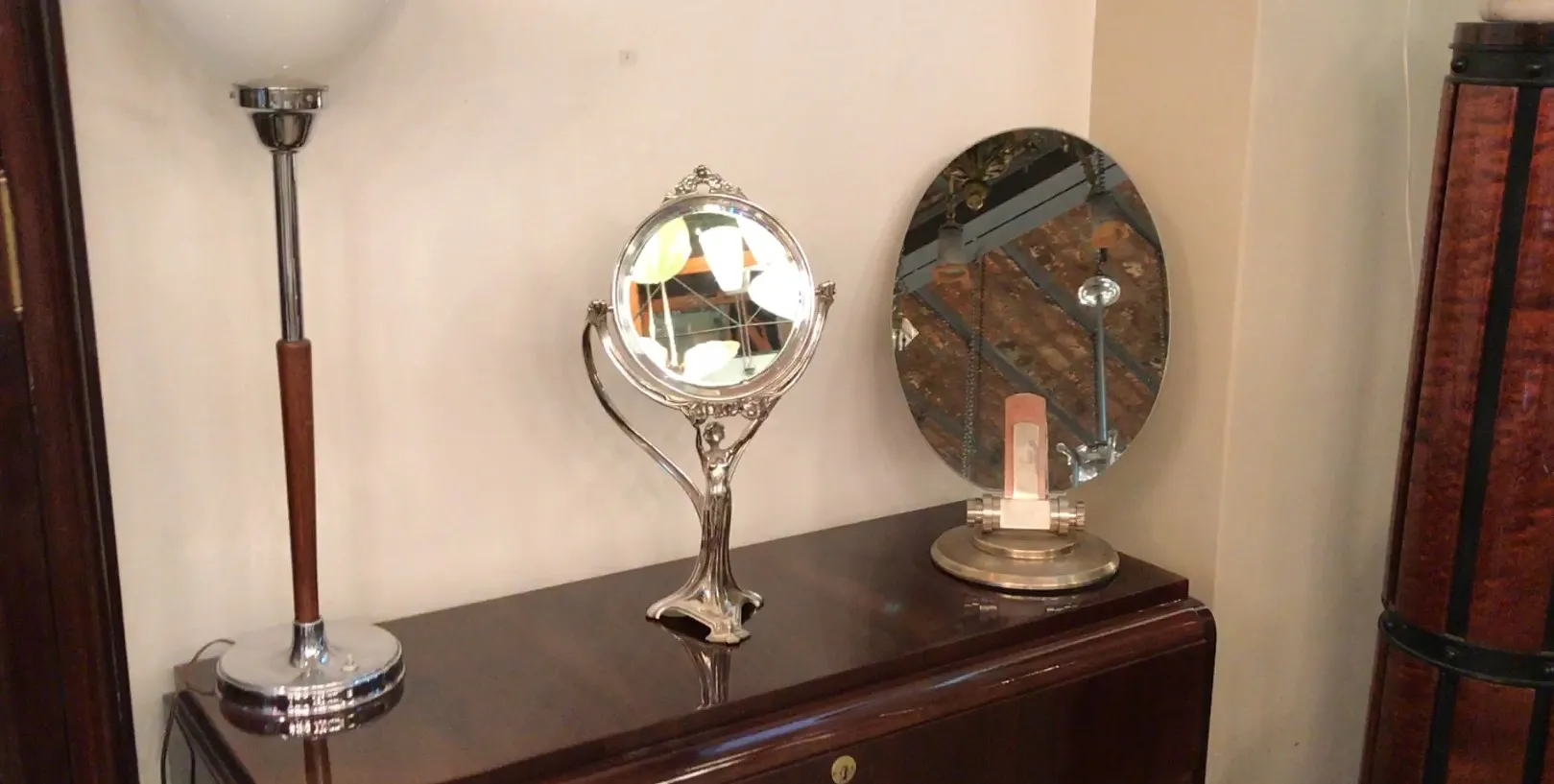 espejo antiguo de tablero con base y diseño ovalado