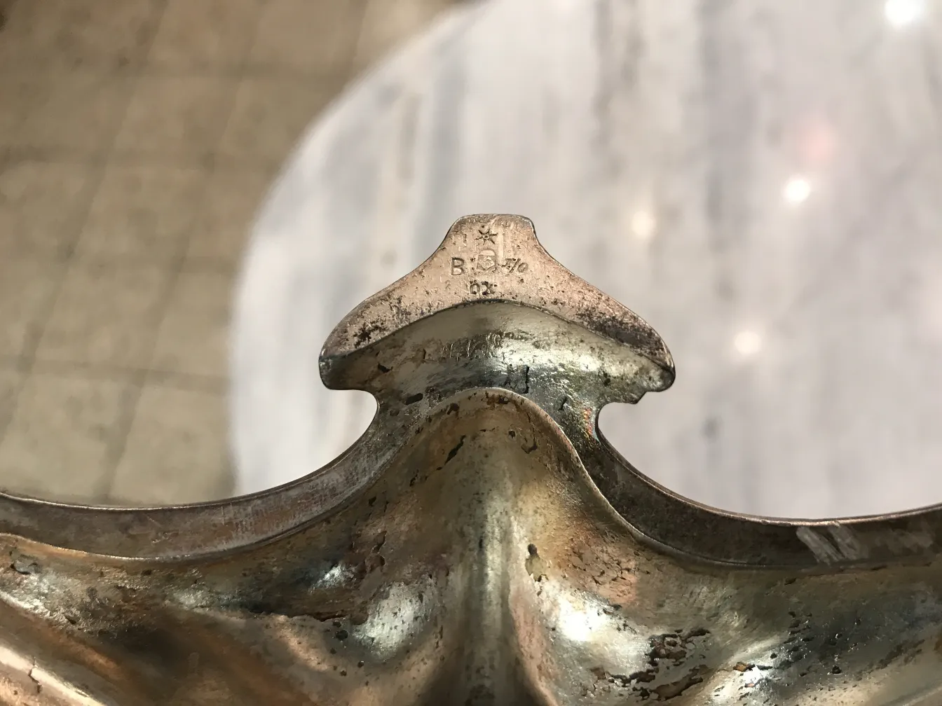 espelho antigo decorativo com detalhes elegantes em um ambiente clássico