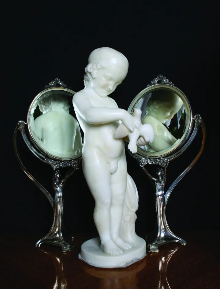 Miroir ancien avec enfant tenant une colombe, détails d'ailes.