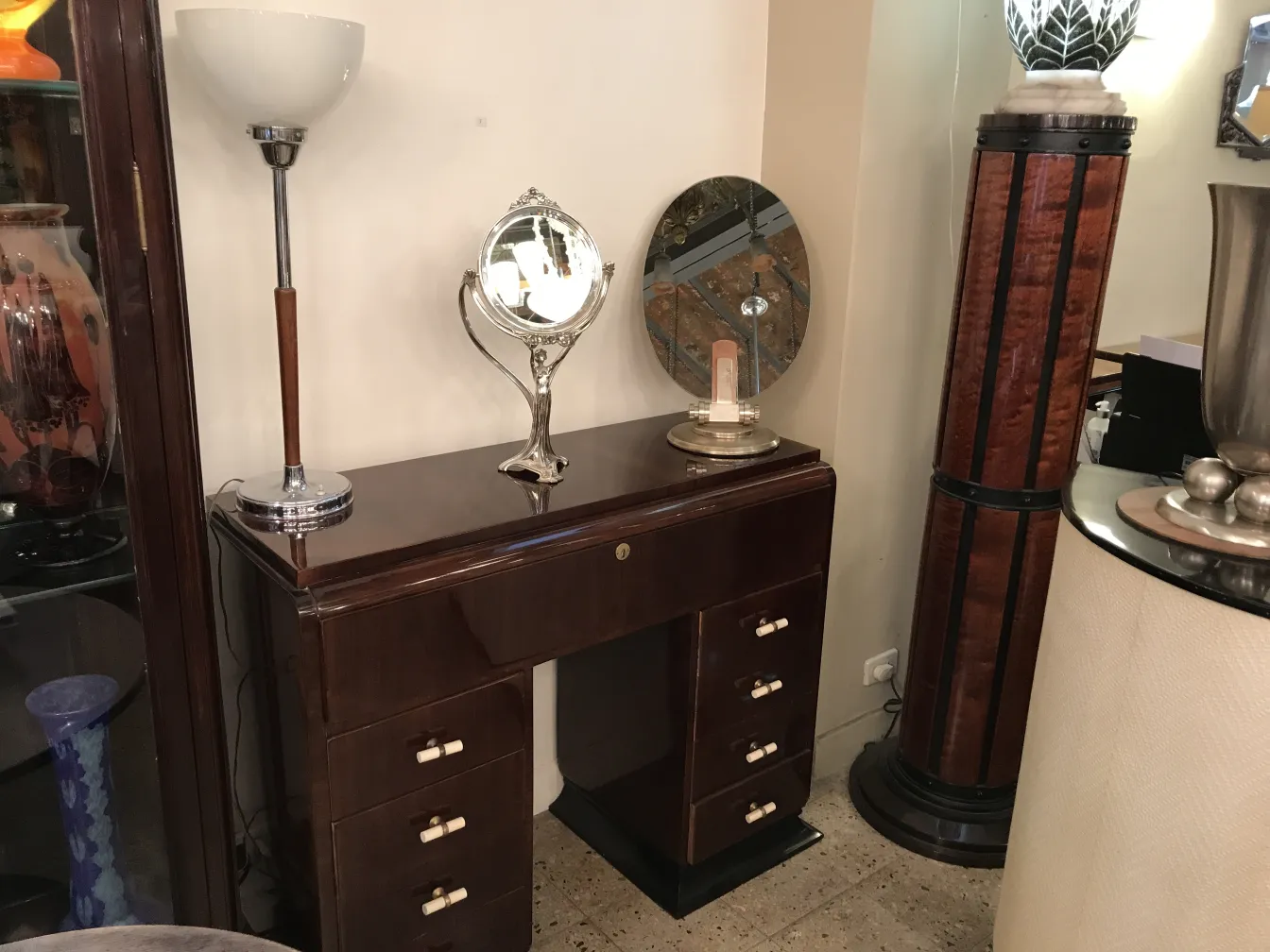 espelho antigo com base decorativa em uma penteadeira