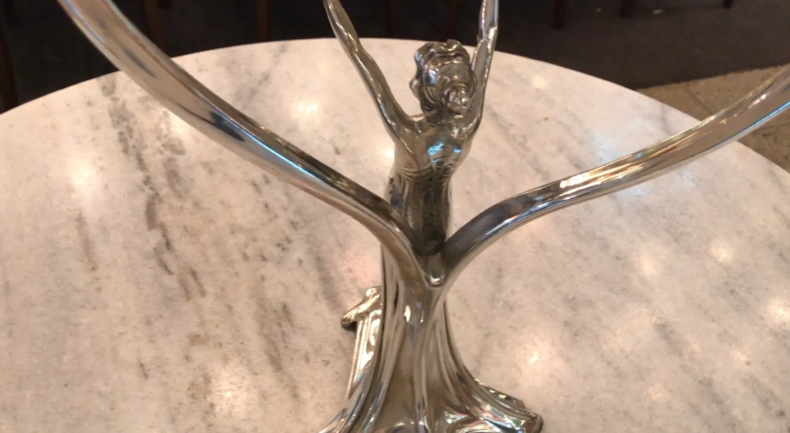 антикварное зеркало с скульптурной основой в стиле арт-нуво, элегантная атмосфера