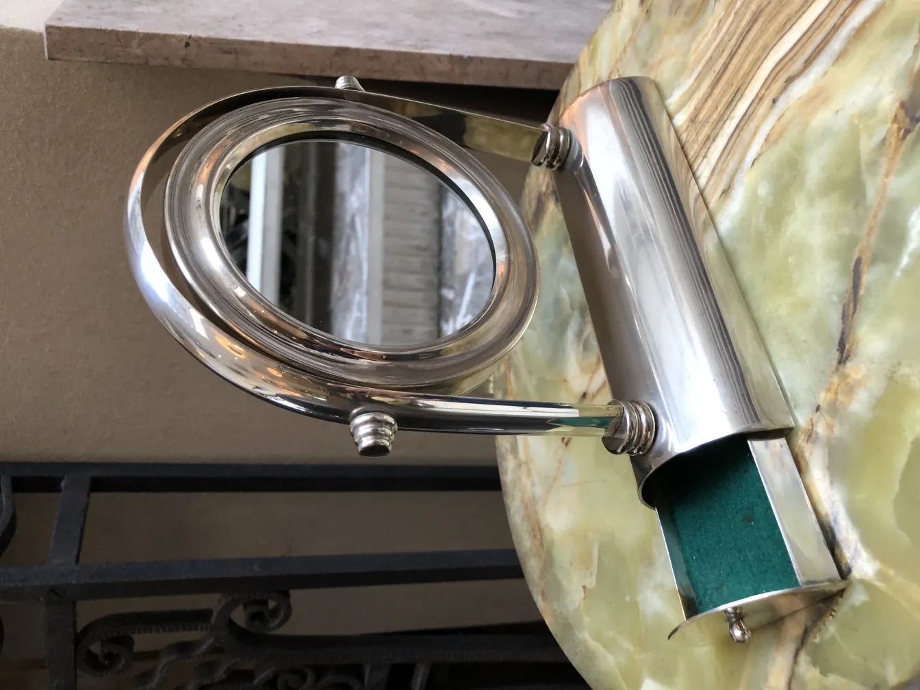 miroir ancien avec design art nouveau et détails uniques