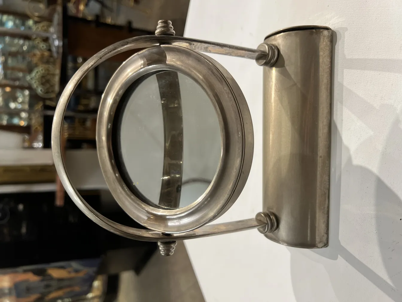 altes Spiegel mit Halter im alten Stil