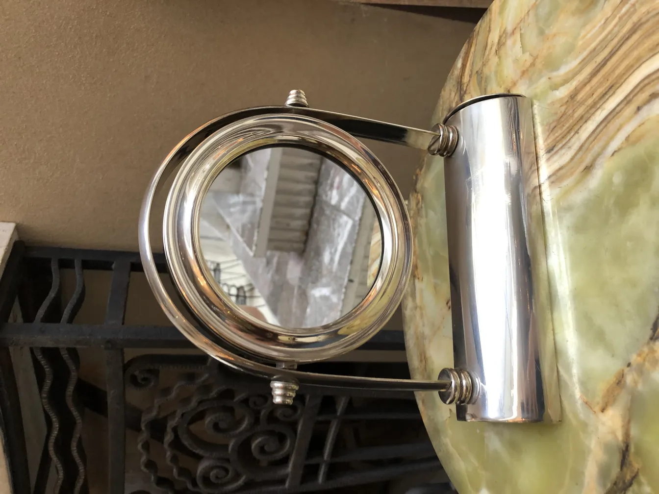 Espejo antigo com design Art Nouveau em um ambiente elegante