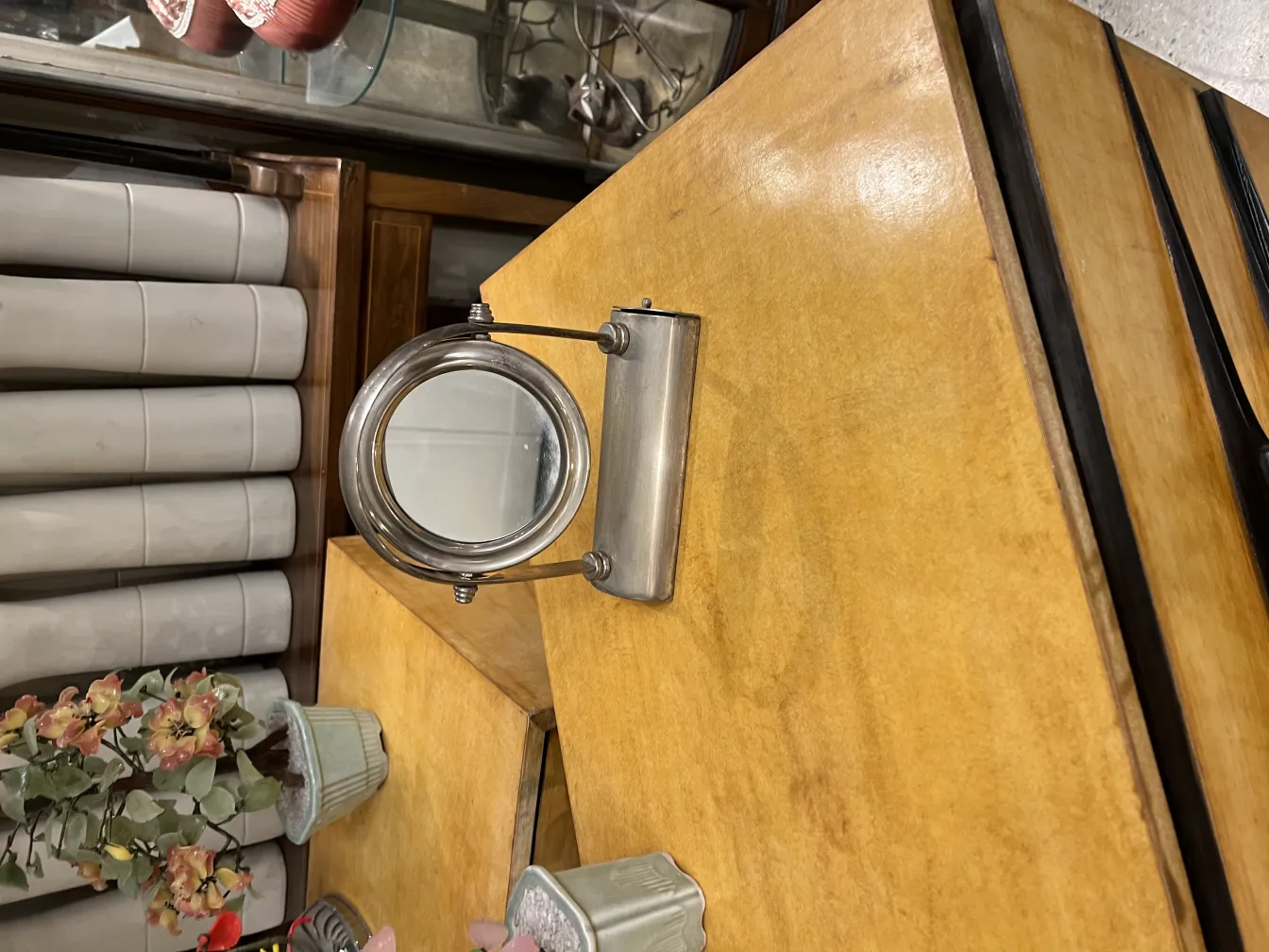 miroir ancien avec support dans un cadre décoratif