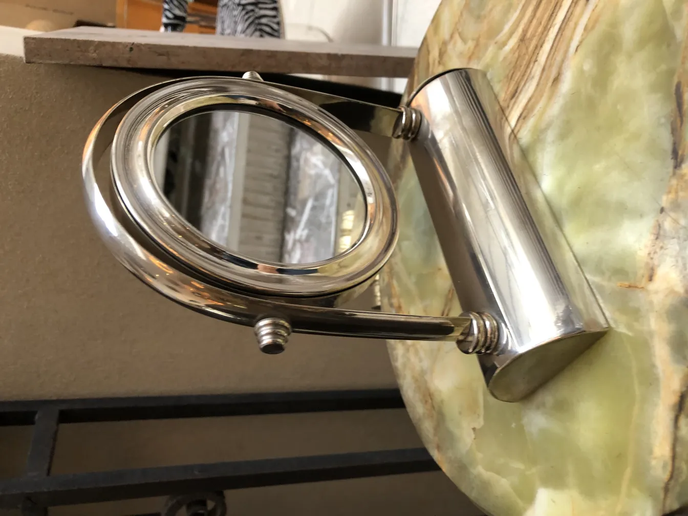 espejo antiguo con base y forma circular art nouveau