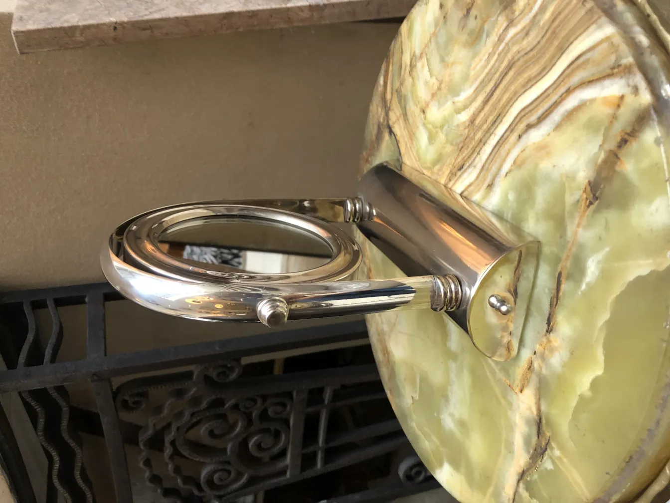 miroir antique avec base dans un environnement élégant